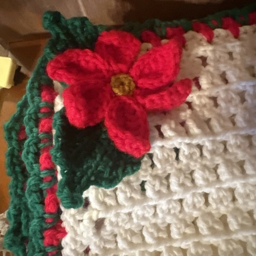 4 VTG Hand Crocheted Christmas Placemats Napkin Ring 3D Poinsettia White Red Grn